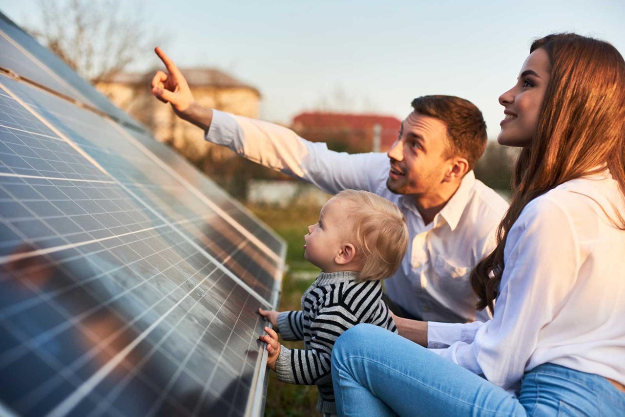 Een gezin bekijkt zonnepanelen in een tuin, terwijl de vader wijst en het kind kijkt, met de moeder die dichtbij zit.
