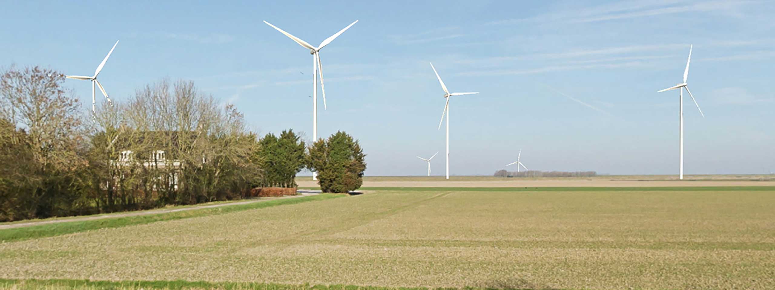 Een landelijk landschap met verschillende windturbines en een boerderij te midden van groene velden onder een heldere lucht.