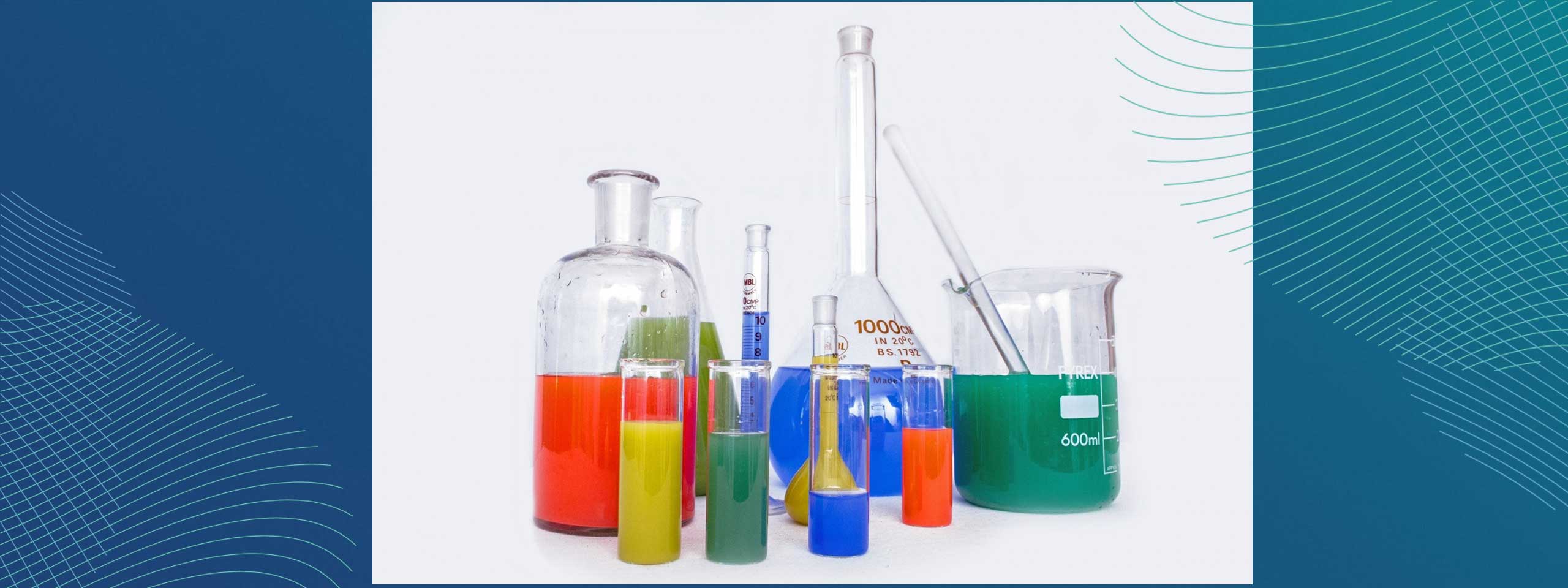 Een verscheidenheid aan glazen laboratoriumvaten gevuld met felgekleurde vloeistoffen, waaronder rood, groen, blauw, geel en oranje.