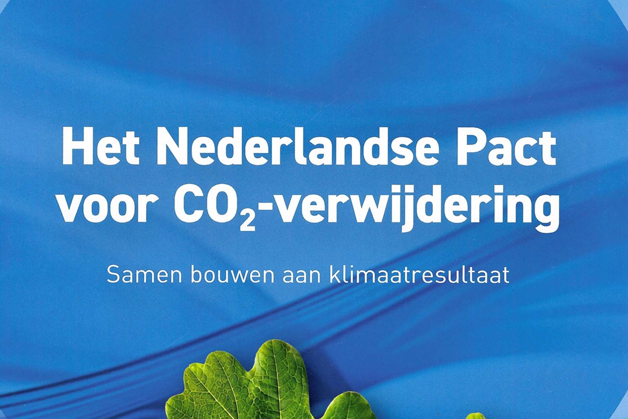 The image shows Dutch text about a national pact for CO2 removal, with a green leaf on a blue background symbolising climate action.