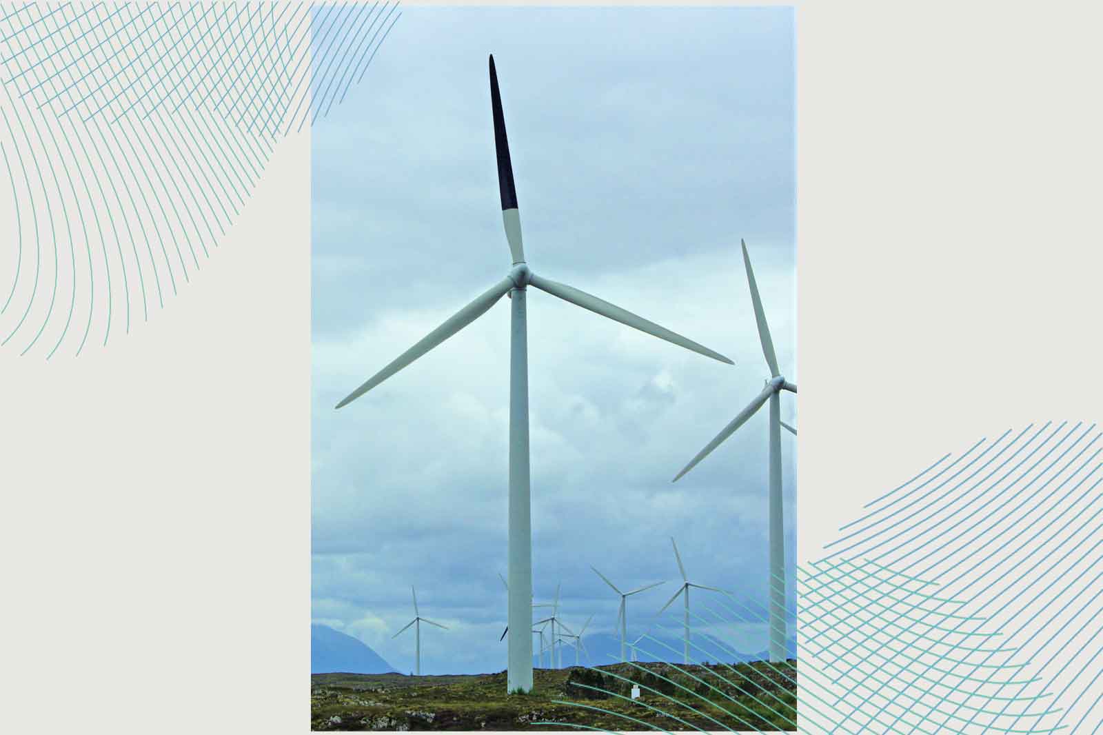 Twee windturbines staan tegen een bewolkte lucht, met nog enkele turbines zichtbaar op de achtergrond.